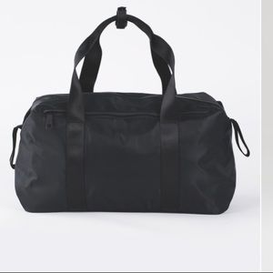 Lululemon fast track duffel